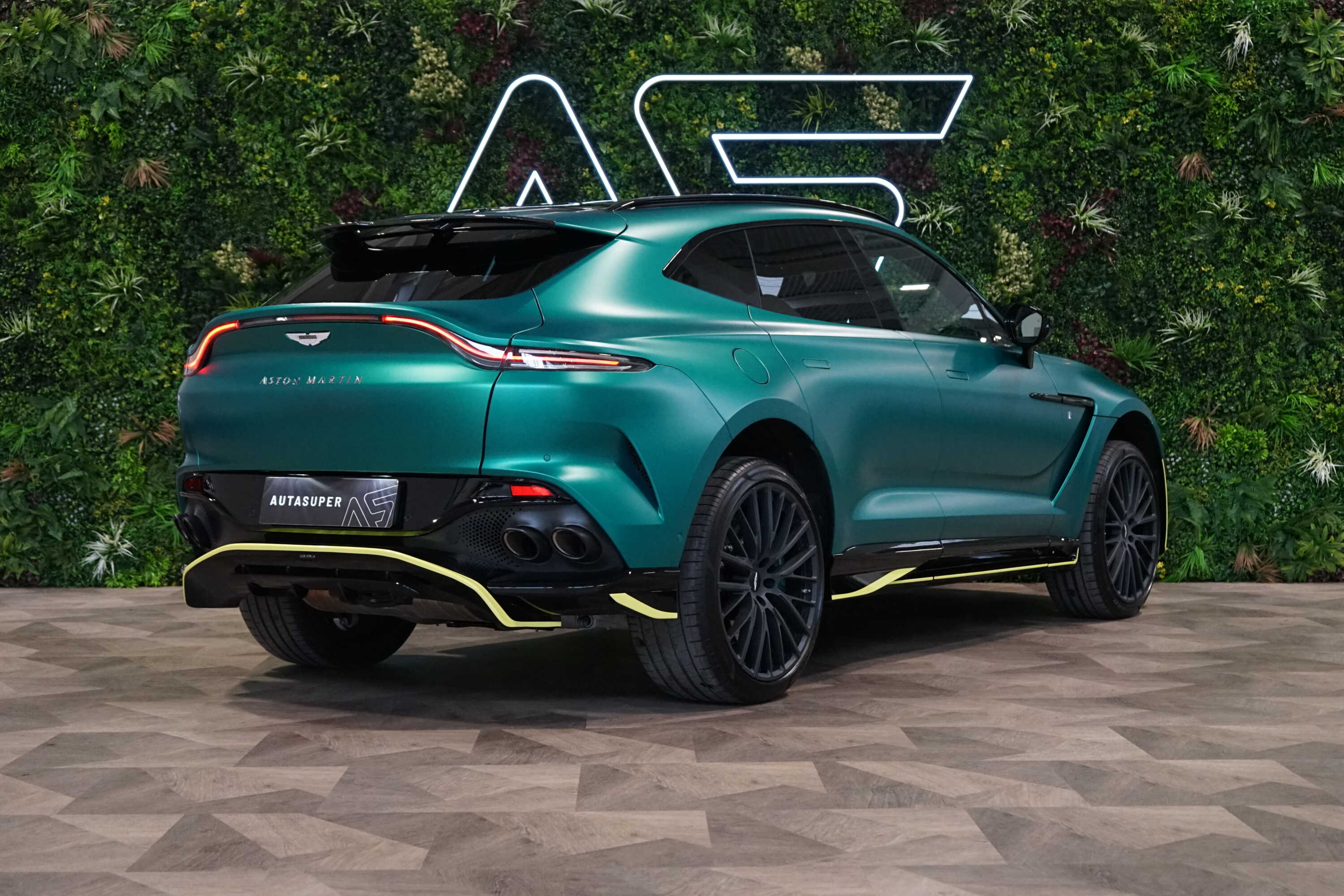 Aston Martin DBX707