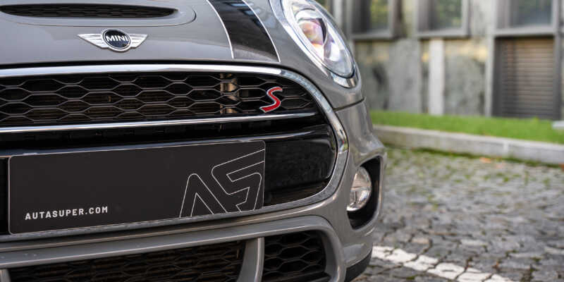 Mini Cooper S JCW je bláznivý a stylový hot hatch